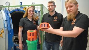 Die KV-BATT-Projektmitarbeiter*innen Vanessa Steinkötter, Florian Leßmann und Marvin Sommer (v.l.) haben die eigens entwickelten modularen Batteriespeicher-Baugruppen im Hochspannungslabor der FH Dortmund ausgiebig getestet.  Quelle: Benedikt Reichel  Copyright: FH Dortmund