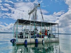 Kann schwimmen, kann bohren und Sedimentkerne auch aus lockerem Untergrund gewinnen: High-Performance Coring Rig "HiPerCoRig" des GFZ, eine Dauerleihgabe der TU Braunschweig.  Quelle: U. Harms et al.  Copyright: GFZ