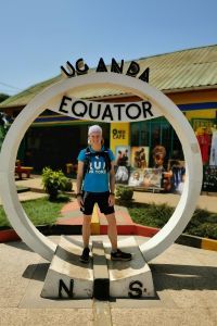 Norman Bücher, Alumnus DHBW Karlsruhe, am Äquator in Uganda  Quelle: Thelonious Hartmann  Copyright: DHBW KA/