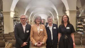 (von links) Prof. Dr. Peter Burschel (Direktor der HAB), Prof. Dr. Barbara Stollberg-Rilinger (Rektorin des Wissenschaftskolleg zu Berlin), Prof. Dr. Christine Haug (Präsidentin der DGEJ) und Prof. Dr. Julia Schmidt-Funke (Vizepräsiden  Quelle: Foto: HAB