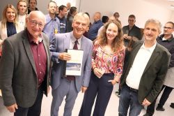 Bei der Verabschiedung am European Campus Rottal-Inn der THD: (v.v.l.) Hochschulkoordinator Georg Riedl, der scheidende Vordenker Prof. Dr. Horst Kunhardt, THD-Vizepräsidentin Prof. Dr. Veronika Fetzer und ECRI-Dekan Prof. Dr. Christian Steckenbauer.  Quelle: Herwig Slezak (THD/ECRI)