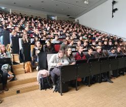 Begrüßung der Studienanfänger:innen im Audimax zum Start der zentralen Einführungswoche an der FH Erfurt  Quelle: Mirjam Tetzel  Copyright: FH Erfurt