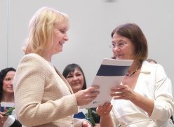 Freuen sich über den erfolgreichen Abschluss: Die Absolventinnen und Absolventen des Qualifizierungsprogramms LehrkräftePLUS erhalten an der Universität Siegen ihre Zertifikate  Quelle: Carsten Schmale  Copyright: Universität Siegen