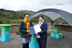 Dr.-Ing. Sylvia Schattauer (links), Präsidentin der TU Clausthal, nimmt von Melanie Walter, Niedersachsens Ministerin für Europa und Regionale Landesentwicklung, Förderbescheide für das Projekt EWAZ-Transfer entgegen.  Quelle: Christian Ernst  Copyright: TU Clausthal