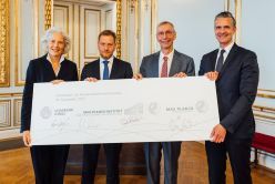 Große Freude über die Kooperation: Rektorin Prof. Dr. Eva Inés Obergfell, Ministerpräsident Michael Kretschmer, Nobelpreisträger Prof. Dr. Svante Pääbo und Prof. Dr. Christian F. Doeller, Vizepräsident der Max-Planck-Gesellschaft.  Quelle: Christian Hüller  Copyright: Universität Leipzig