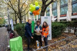 Offizielle Eröffnung des Stadtrundgangs "KreisLauf" in der Leipziger Innenstadt: Eva Siebenhühner (Projektleitung DBFZ / Karoline Fürst, DBFZ / Julia Bade, Stadtreinigung Leipzig v.l.nr.)  Quelle: Paul Trainer / DBFZ