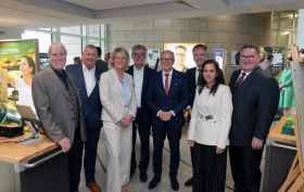 v.l.n.r. Prof. Dr. Klaus Schafmeister, KIDiHa; Mickel Biere, Kreishandwerkerschaft Paderborn-Lippe; Prof. Dr. Anne Dreier, Fachhochschule des Mittelstands (FHM); Friedel Heuwinkel, Fachhochschule des Mittelstands (FHM); André Kuper, Präsident  Quelle: Bernd Schälte, Landtag NRW