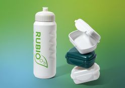 Die neuen PBS-Typen lassen sich effizient und stabil mit der gängigen Maschinentechnik verarbeiten. Erste marktfähige Produkte wurden im Blasform- bzw. Spritzgussverfahren hergestellt.  Copyright: © Fraunhofer IAP / Jadwiga Galties