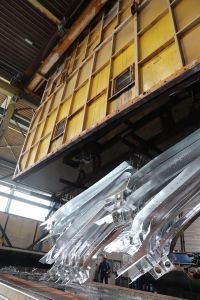 Eine Traverse zieht Stahlteile aus einem über 400 Grad heißen Zinkbad im Stahlverzinkungsbetrieb ZINQ am Standort Hagen. Unter anderem für das patentierte Mikrozink-Verfahren gibt es 2025 den Deutschen Umweltpreis der Deutschen Bundesstiftung Umwelt.  Copyright: Klaus Jongebloed/DBU