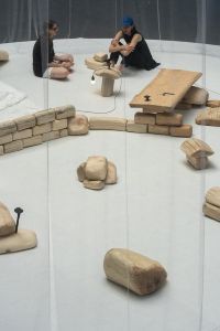 "Wooden Stones" - Ausstellungsdokumentation von Florian Knöbl, 2024.  Quelle: Florian Knöbl