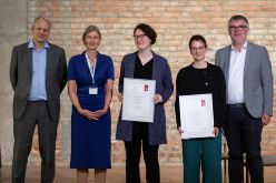 v.l.n.r.: Marc Buggeln (Mitglied VHD-Ausschuss & Jury), Harriet Rudolph (Mitglied VHD-Vorstand & Vorsitz Jury), Susanne Schregel (Carl Erdmann Preis), Cosima Goetz (Hedwig Hintze Preis), Christoph Dartmann (Mitglied VHD-Ausschuss & Jury)  Quelle: B. Frommann