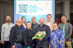 Der neue Bochumer Jugendamtselternbeirat 2025/2026 (namentlich von vorne links): Fabian Wagner, Magdalena Zomerfeld, Stefan Uhlmann (Vorsitzender, mit Blumen), Agnes Hannig, Dahinter: Daniele Giustulisi, Jennifer Affeld, Tassilo Pütter, Jens Vieting (Sozialdezernent) und Christian Papies (Jugendamtsleiter)