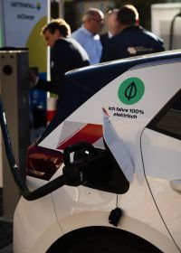 Ladevorgang E-Fahrzeug Mehrfachnutzung im Einzelhandel  Quelle: Pinja Saarela  Copyright: RLI/