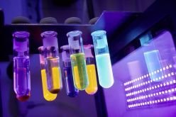 Das richtige Licht für die Photoredoxkatalyse spendet im konkreten Fall ein Schwarzlicht-Panel, wie es zur Beleuchtung für Discos verwendet wird.  Quelle: LIKAT