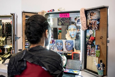 Elia Aymon trägt routiniert ihr Make-up auf. Jeder Pinselstrich sitzt.