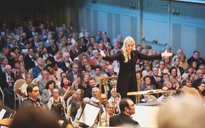 Lena Lisa Wüstendörfer leitet das Swiss orchestra