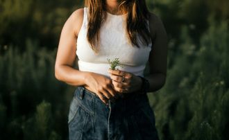 Grüner Kleiderschrank Symbolbild