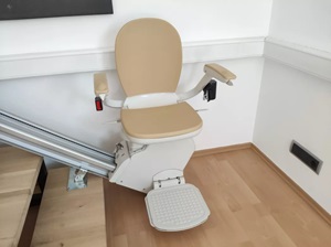 Sitzlifte Eine Lösung für Barrierefreiheit im eigenen Heim Symbolbild.