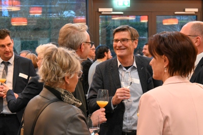 Auch ein gutgelaunter Surseer Finanzdirektor Daniel Gloor inmitten von Besuchern