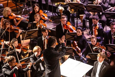 Der Chef bedankt sich applaudierend bei seinen Mitmusikern