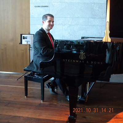 Dezsö Balogh am Steinway Flügel