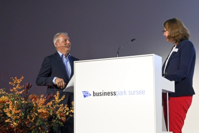 Die Surseer Stadtpräsidentin Sabine Beck - Pflugshaupt übergibt das Wort an Tagungsleiter Reto Lipp