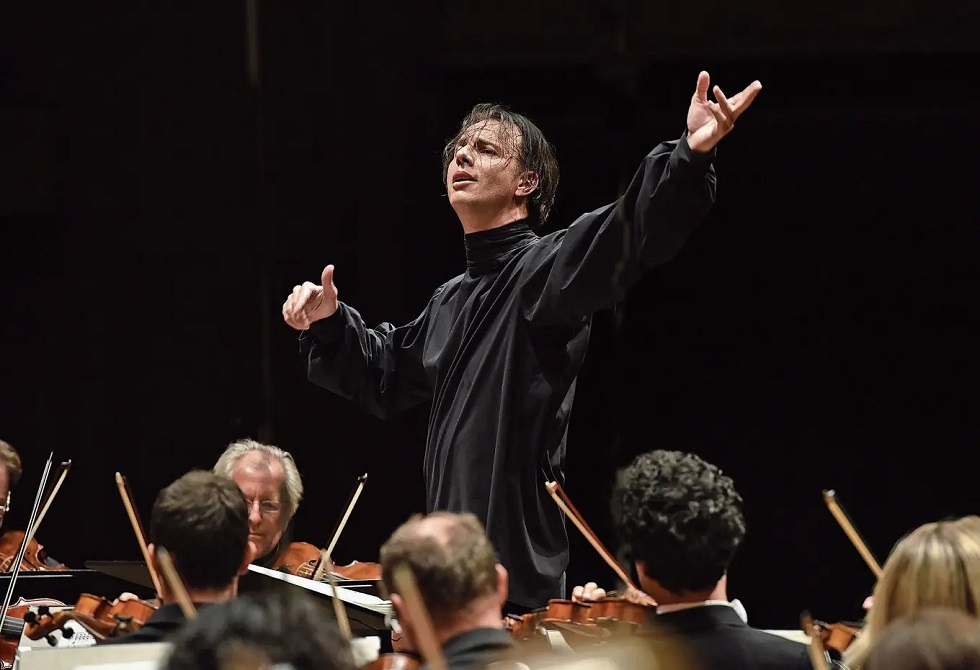 Setzte das KKL drei Tage lang unter Strom: Teodor Currentzis dirigiert sein «musicAeterna»-Orchester unter anderem in Mahlers fünfter Sinfonie. Foto Matthias Creutziger