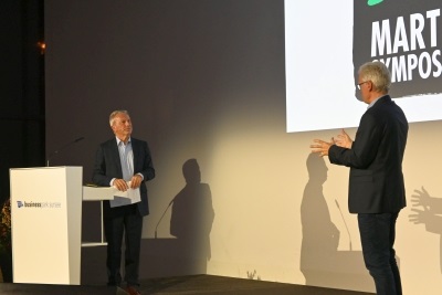 Tagungsleiter Reto Lipp begrüsst Referent  Dr. Holger Schmidt