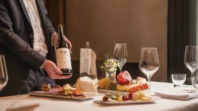 Der Weinsommelier kredenzt den passenden Bordeaux zu den servierten Köstlichkeiten