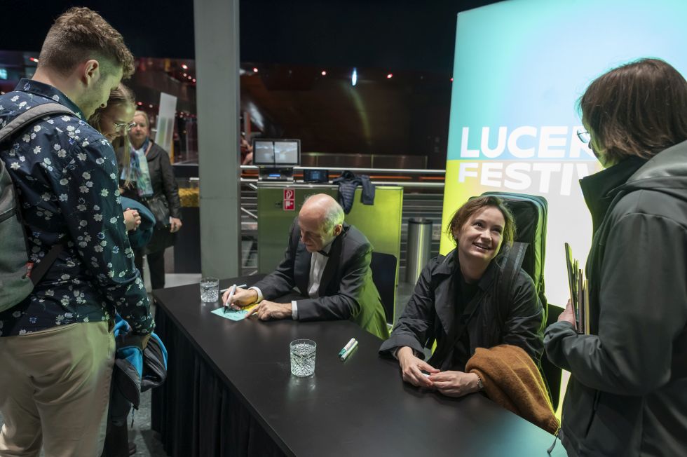 Die Solistin und der Dirigent schreiben Autogramme für Konzertbesucher Foto Priska Ketterer