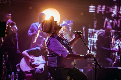 Büne Huber bringt live viel Gefühl in seine Lieder. Foto Rob Lewis