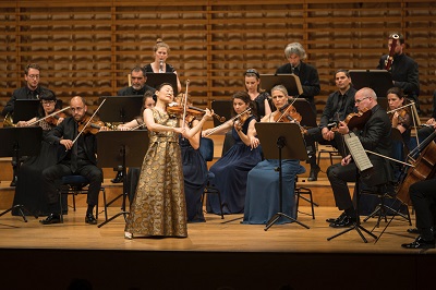 Die Festival Strings Lucerne begleiten Midori beim Violinkonzert 