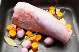 Ganze Kalbshaxe pfannenfertig