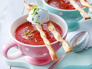 Kalte Tomatensuppe mit Grissini