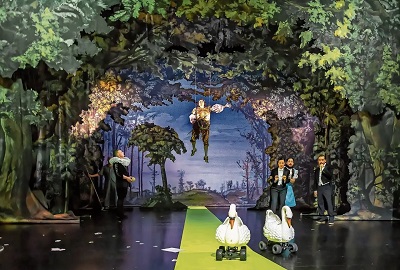 Lohengrins Schwäne rollen durch bLohengrins Schwäne rollen durch barocken Kulissenzauberarocken Kulissenzauber