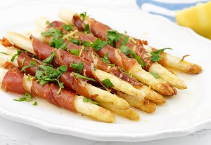 Weißer Spargel in Parmaschinken eingerollt