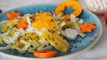 Weihnachtssalat mit Chicorée, Orangen und Gemüsesternen