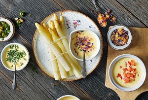 Weisse und grüne Spargeln