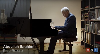 Abdullah Ibrahim vertieft in sein Spiel