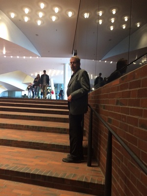 Der-Autor-im-Foyer-der-Elbphilharmonie