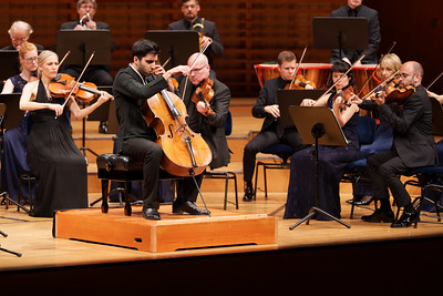 Der hochkonzentrierte Cellist Kian Soltani inmitten der Strings