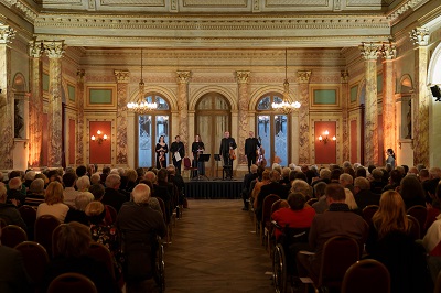 Die Künstler freuen sich über den begeisterten Schlussapplaus