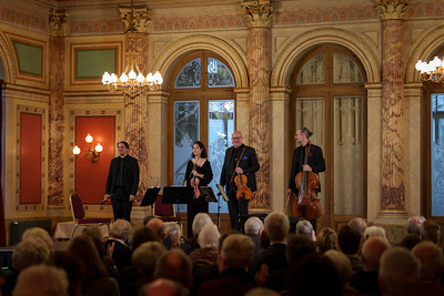 Die Künstlerinnen freuen sich über den stürmischen Applaus