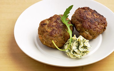 Hacktätschli mit Kräuterbutter