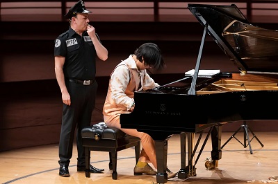 Igudesman als Polizist gängelt Jo durch Musikgeschichte des Klaviers