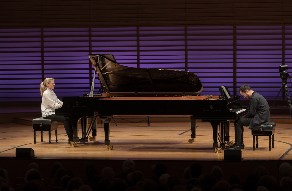 Johanna Summer und Igor Levit lösen sich ab bei den Waldszenen Foto Priska Ketterer