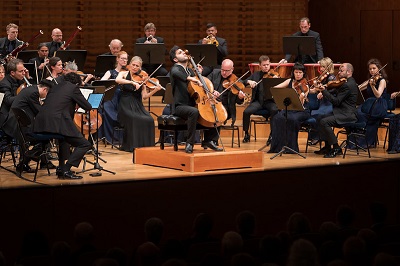 Kian Soltani Solist am Cello bei Schumanns Cellokonzert inmitten der Festival Strings Lucerne