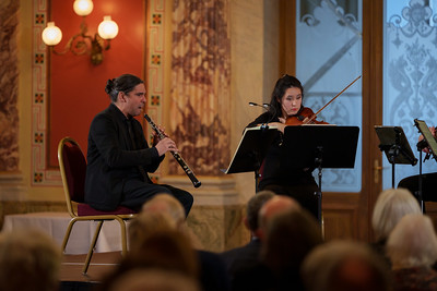 Oboist Hernando Escobar Violine Erika Schutter