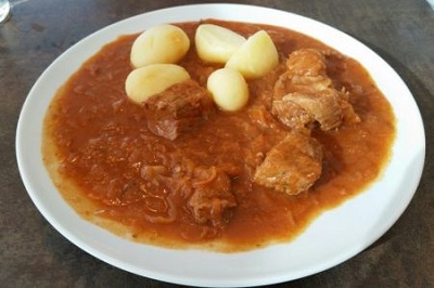 Ungarisches Szegediner Gulasch nit Salzkartoffeln