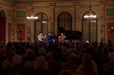 v.l.n.r.  Daniel Dodds Violine Julian Riem Klavier Raphaela Gromes Cello 